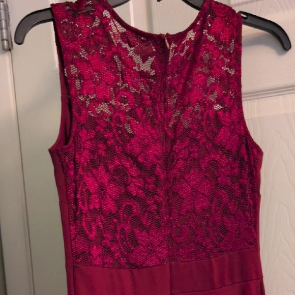 Elegant Burgundy Lace Dress - Picture 6 of 11